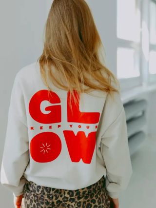 NOVINKA OD DGU ❤️‍🔥 Když chcete zářit… tak pořádně. ✨ Nová mikina GLOW od DGU je přesně ten kousek, který zepředu působí...