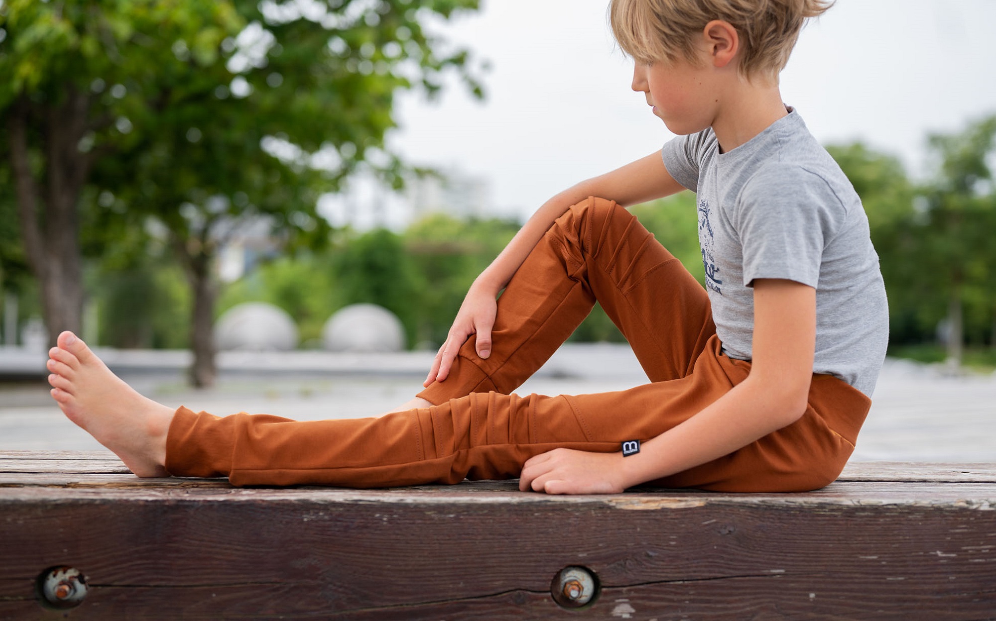 Pohodlné chlapecké tepláčky na jaro, které si děti zamilují