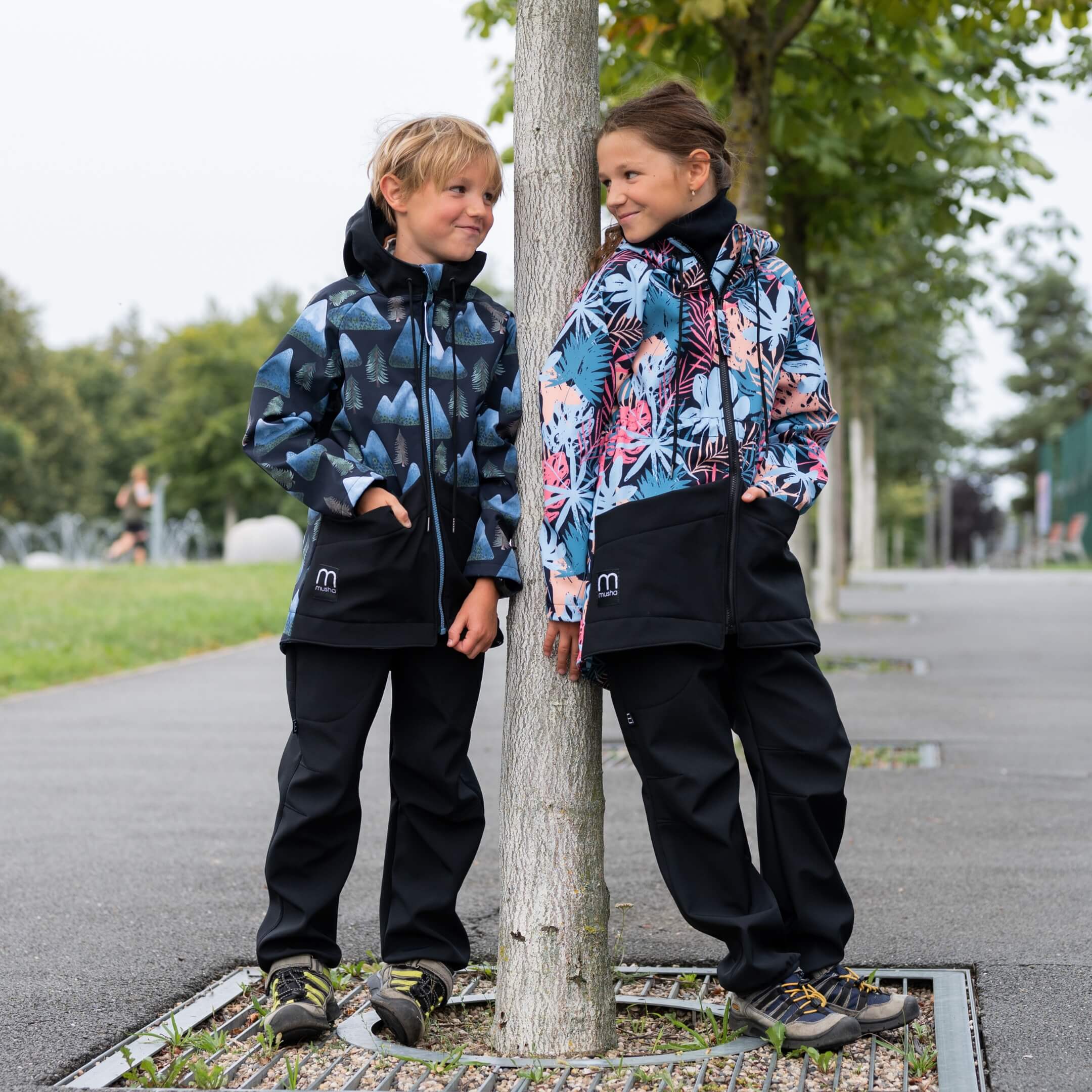 Detail rostoucího střihu – patenty na nohavicích