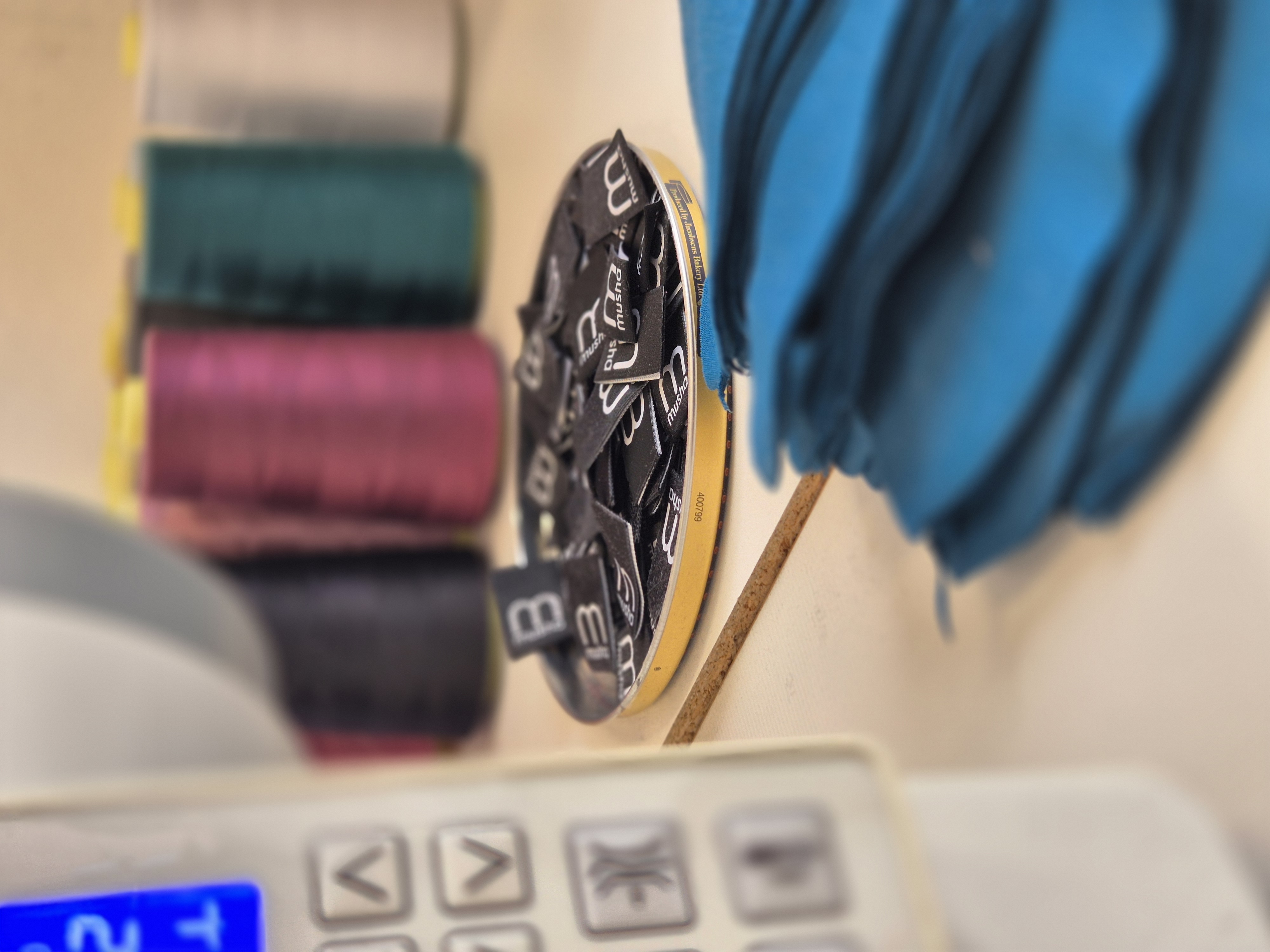 Detail nití v dílně Musha