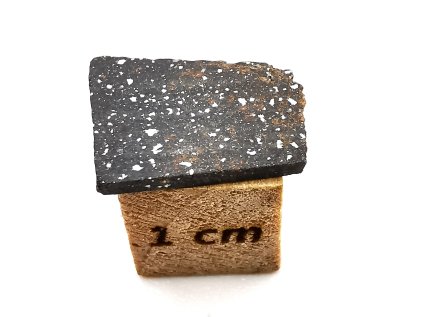Meteorit NWA 16397 / Acapulcoite / 0,45 g / řez