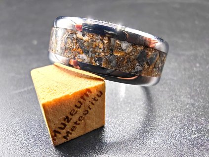 Prsten s lunárním meteoritem / ocel