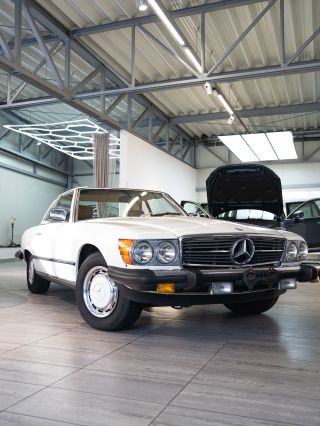 O tomhle krásném kousku se musíme prostě pochlubit. 💛 Jedná se o Mercedes 380 SL z 80. let – velké, pohodlné kupé, pod...