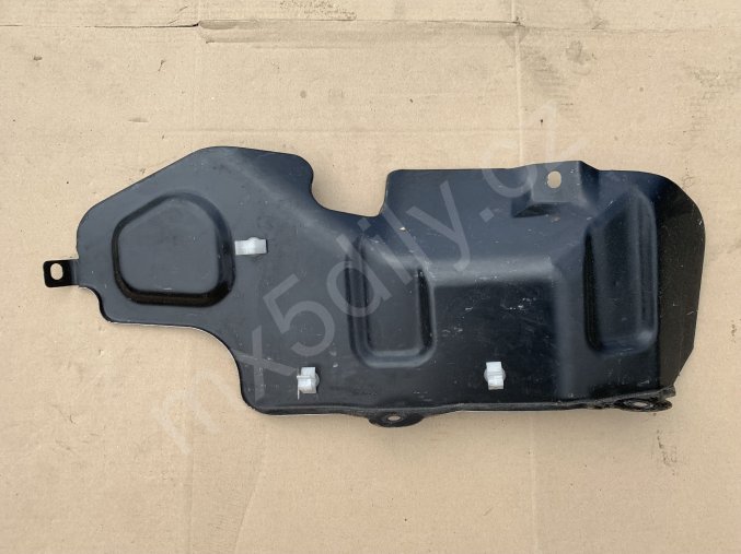 2767 kryt palivovych hadic v kufru na cerny