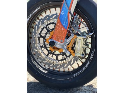 Sada radiálního adaptéru a 4-pístkového brzdového třmenu Brembo (100 mm) –modrá – 320 mm kotouč – KTM / Husqvarna / GASGAS