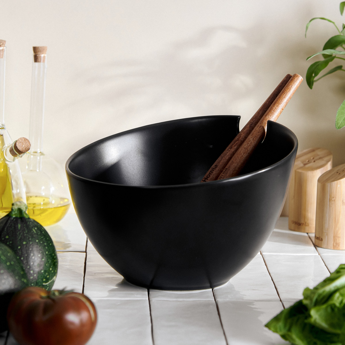 Porcelánová mísa se salátovou lžící a vidličkou MOOKA černá 24x16x16x cm 810652