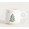 Motiv vánočního stromku     Pohodlné a ergonomické držadlo     Ideální pro zimní nápoje     Vyrobeno z kvalitního a odolného porcelánu  Hrnek s vánočním stromkem 0,35 l  Hrnek ROSAVA je jedinečným doplňkem pro zimní období. Bílý porcelánový design s dekorativním nápisem „CHRISTMAS“ a okouzlujícím vánočním stromkem ve svátečním stylu vnáší do vaší kuchyně kouzelnou atmosféru. Je ideální pro každodenní použití i jako malý vánoční dárek pro milovanou osobu. Účel  S objemem 350 ml je hrnek ROSAVA ideální na horkou čokoládu, hřejivý čaj, kávu nebo svařené víno. Bude dokonalým společníkem pro dlouhé zimní večery a slavnostní setkání s rodinou a přáteli. Materiál  Hrnek je vyroben z vysoce kvalitního porcelánu, který zajišťuje jeho odolnost a estetický vzhled.