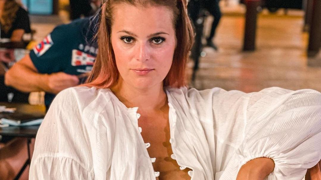 Odhodila podprsenku a ňadra si přelepila páskou