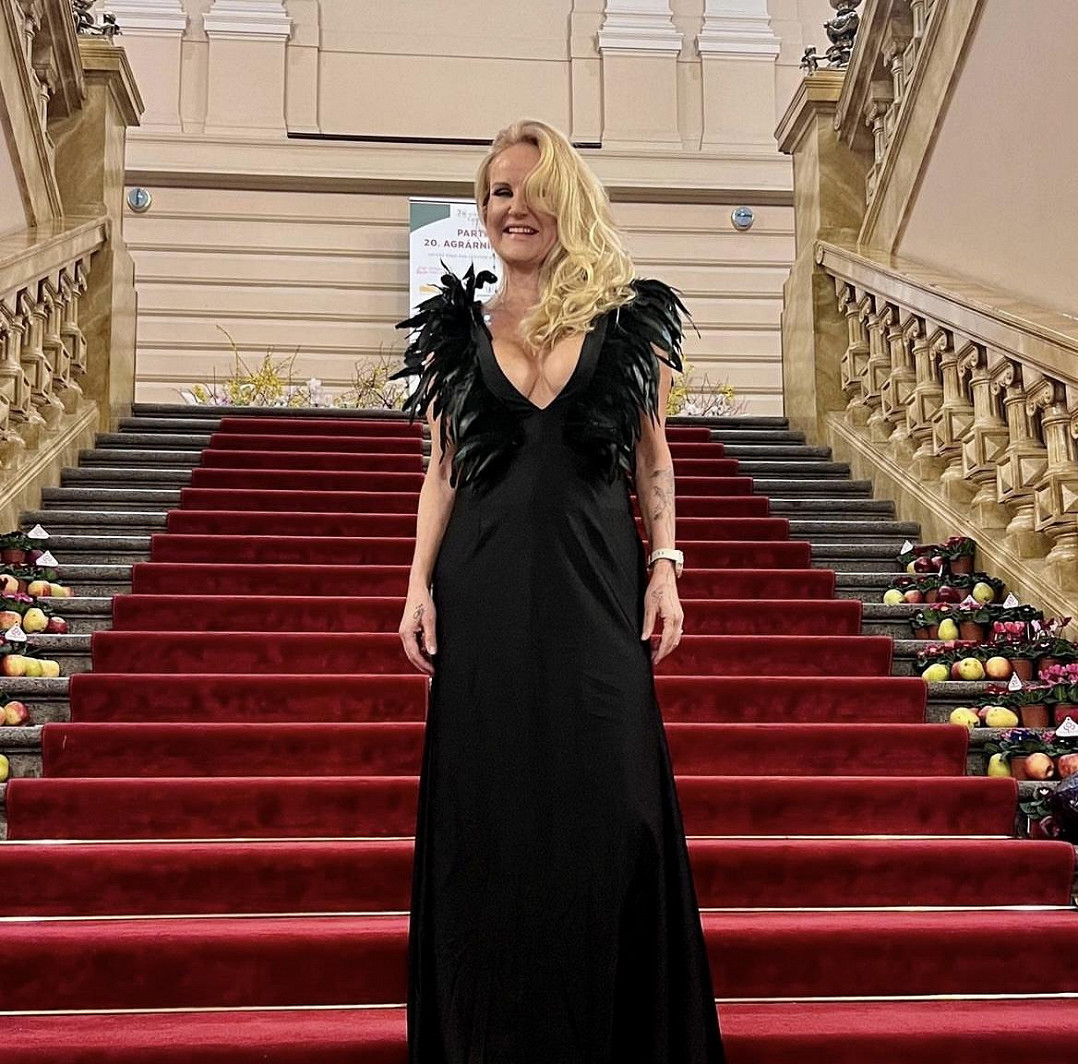 Vendula Pizingerová a její odvážné plesové šaty