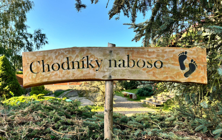 Chodníky naboso