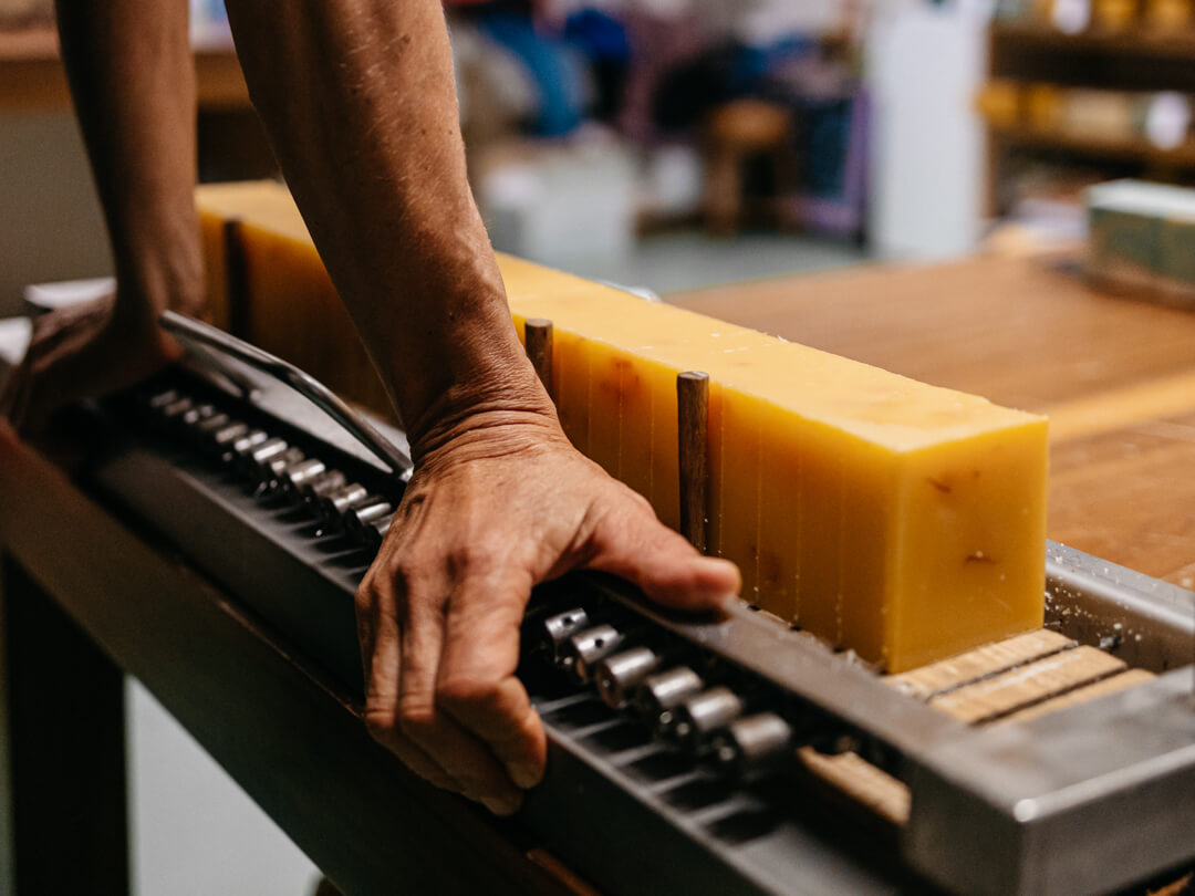 Přírodní mýdla děláme postaru. Každý kousek pěkně ručně!