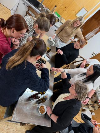 Workshop pro 10 lidí v mé malé mýdlárně v zimním měsíci byl výzvou. A výzvám je třeba čelit. A tak jsme spolu s Terkou...