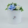 Kytice modro bílých a bílých růží - mýdlová kytice ve flowerboxu FL211a