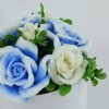 Kytice modro bílých a bílých růží - mýdlová kytice ve flowerboxu FL211a