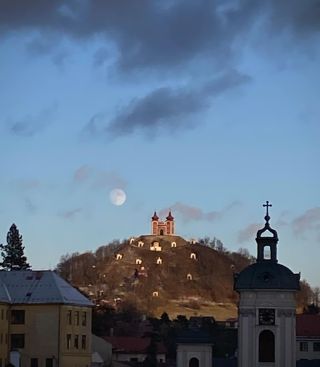 Malebná Štiavnica pred splnom. 🌕 #kalvaria #banskastiavnica #vikend #november