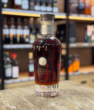 Detaily “po delší době” nádherné edici rumu. Pokud ulovíme další, tak jedna půjde do degustace ❤️ Užijte si detaily...