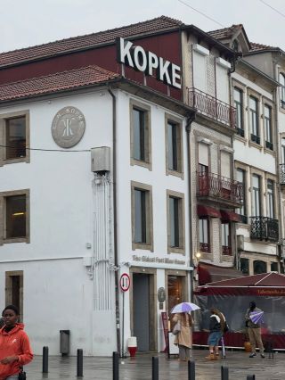 Na víkend jsme zmizeli do Porta. Součástí sortimentu MyDrinks je samozřejmě i portské, takže jsem si říkal, že když už...