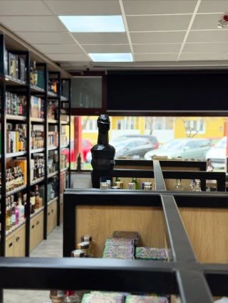 Bude na vás z police pořád řvát! Jsou lahve a pak jsou artefakty. Tyhle tě možná sledujou zpátky. Game Changer DICTADOR...