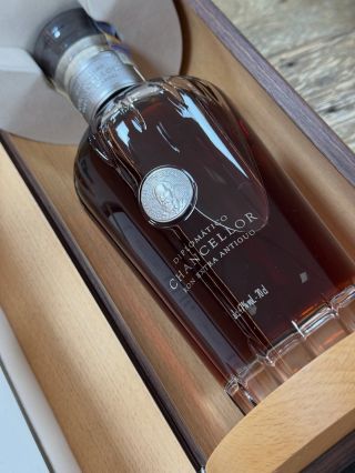 Tak je to tady. Nejdražší Diplomático, co kdy vzniklo, se u nás otevře. Něco takového jsme ještě neudělali. Večer začneme...