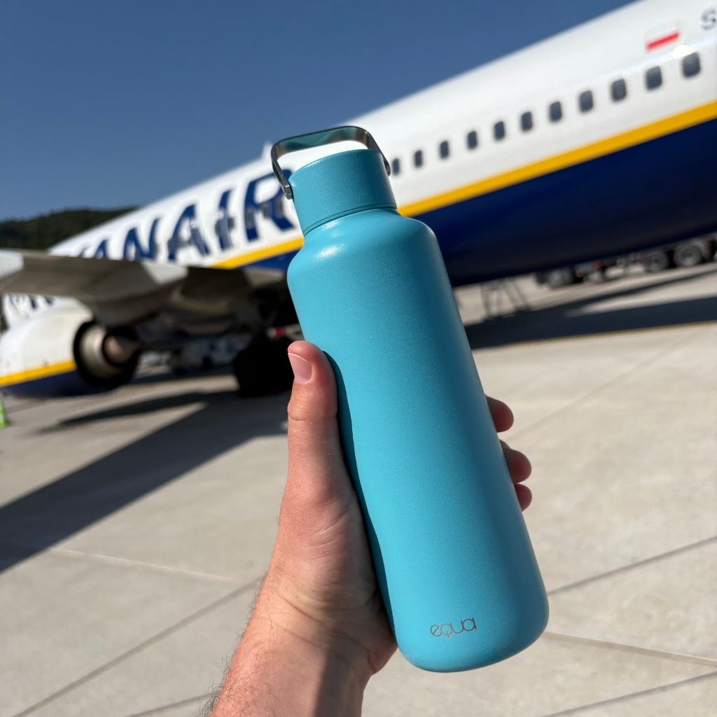 Z butelką EQUA nie ma problemu z wodą na pokładzie samolotu.