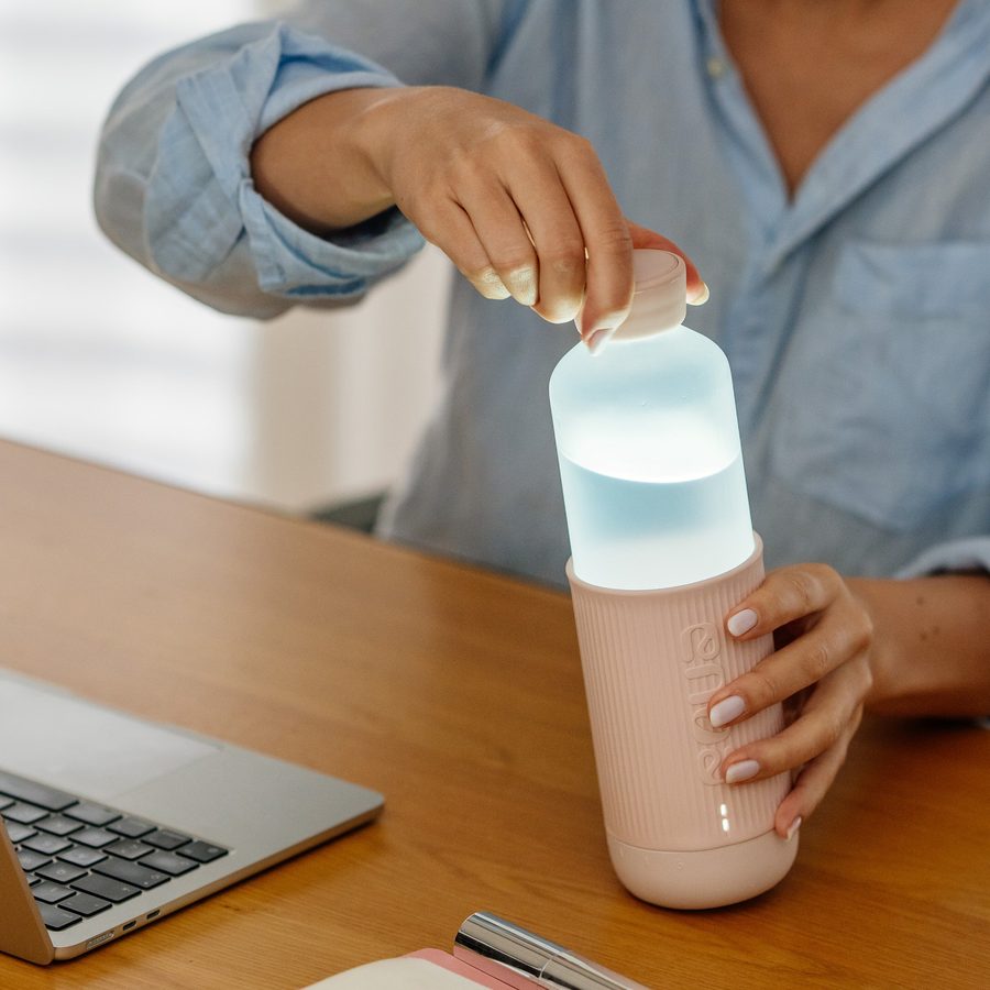 Butelka EQUA Glow na biurku