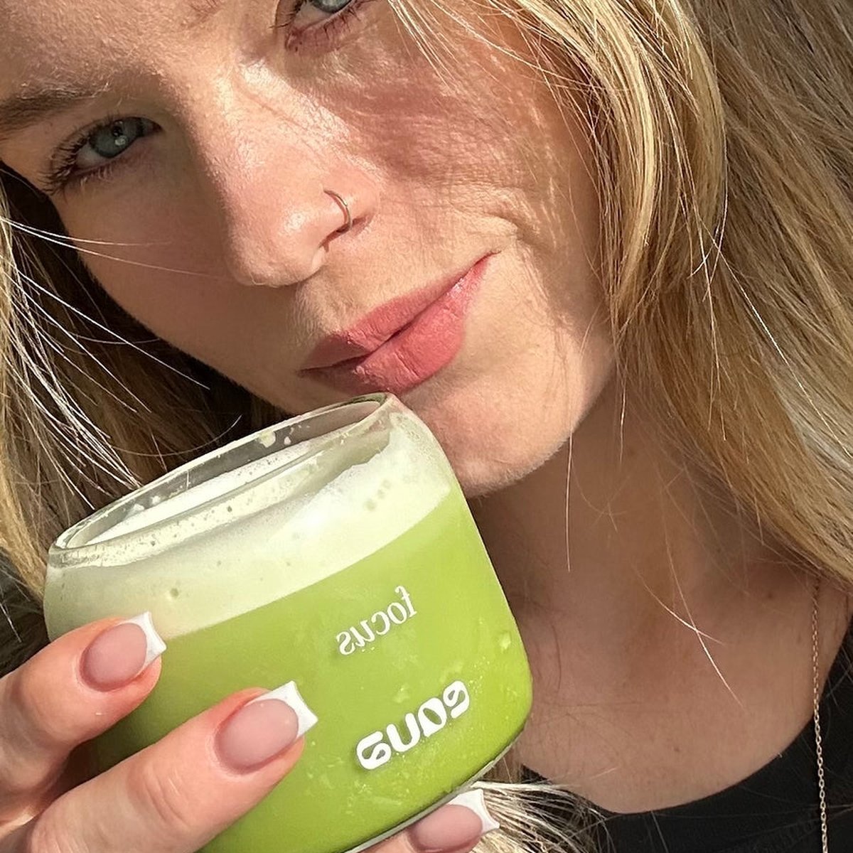Kobieta trzyma puszkę EQUA Ceremonial Grade Matcha