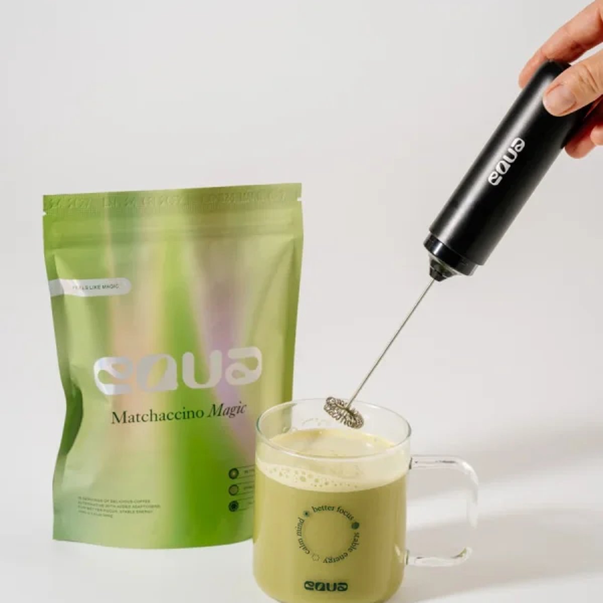 Spieniacz w szklance z matcha latte obok opakowania Matchaccino