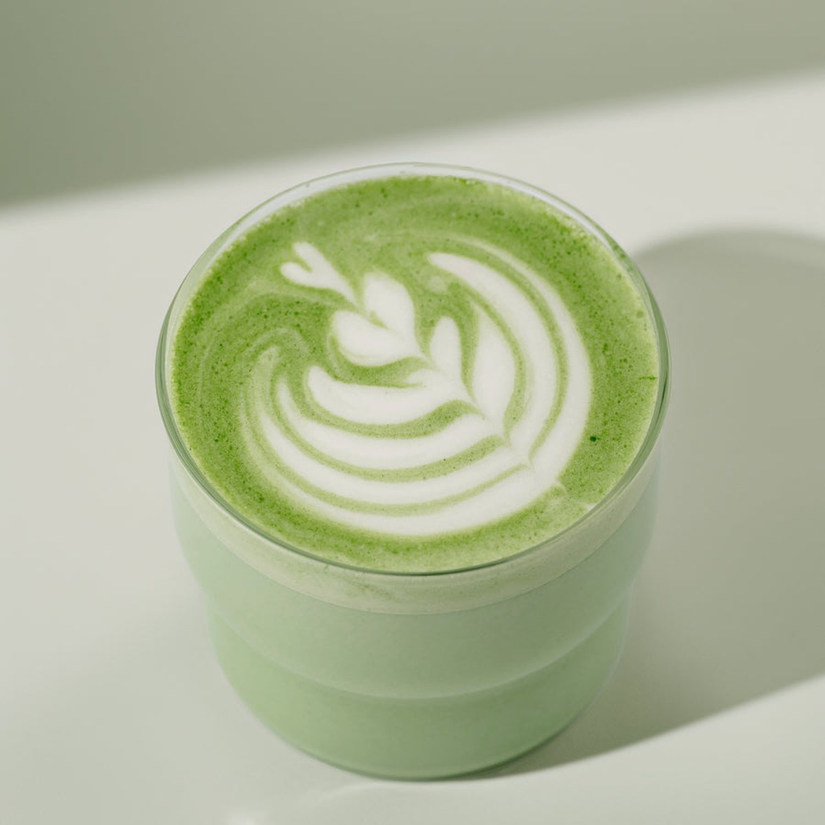 Matcha latte z pianką w filiżance