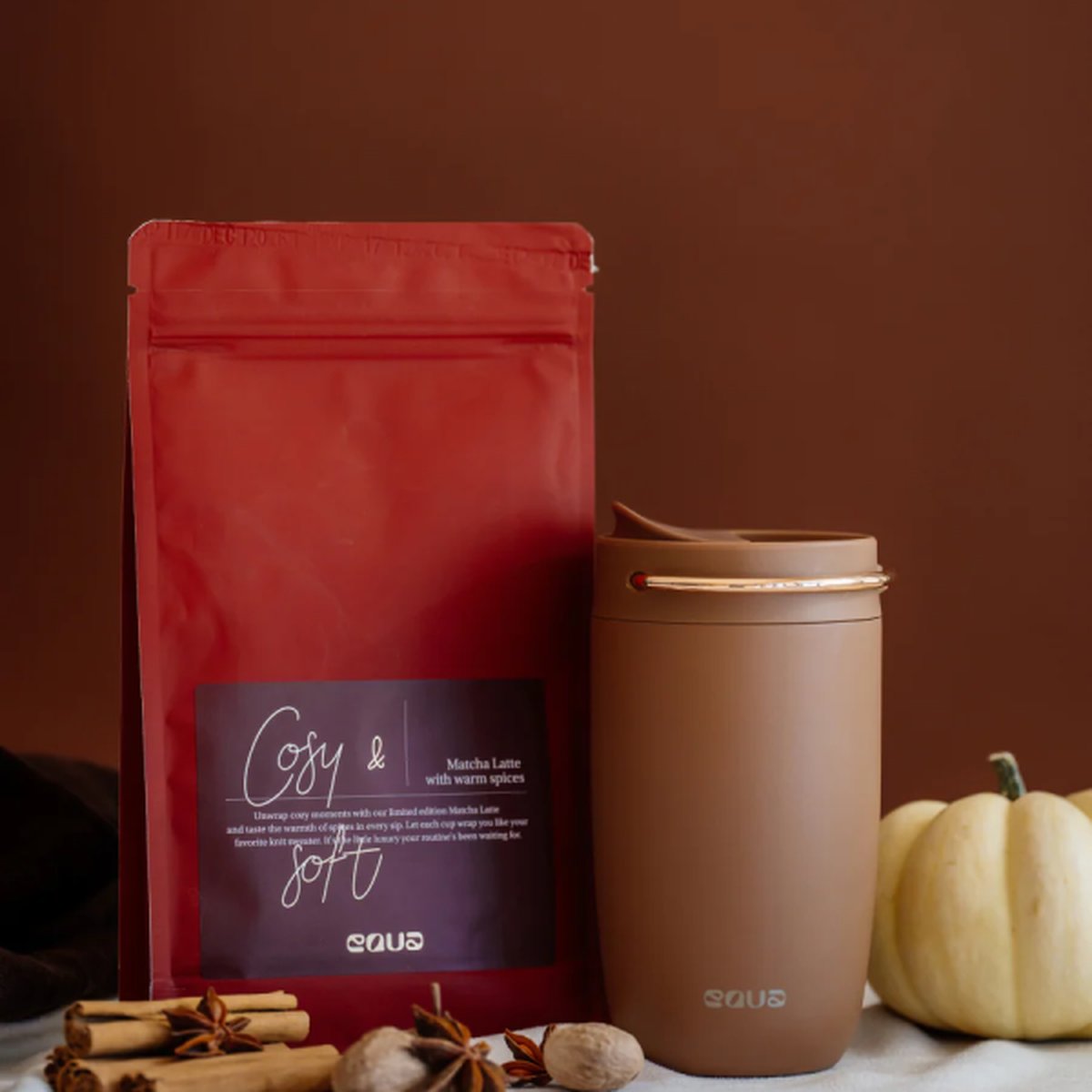 Opakowanie Pumpkin Spice Matcha obok kubka i świecy