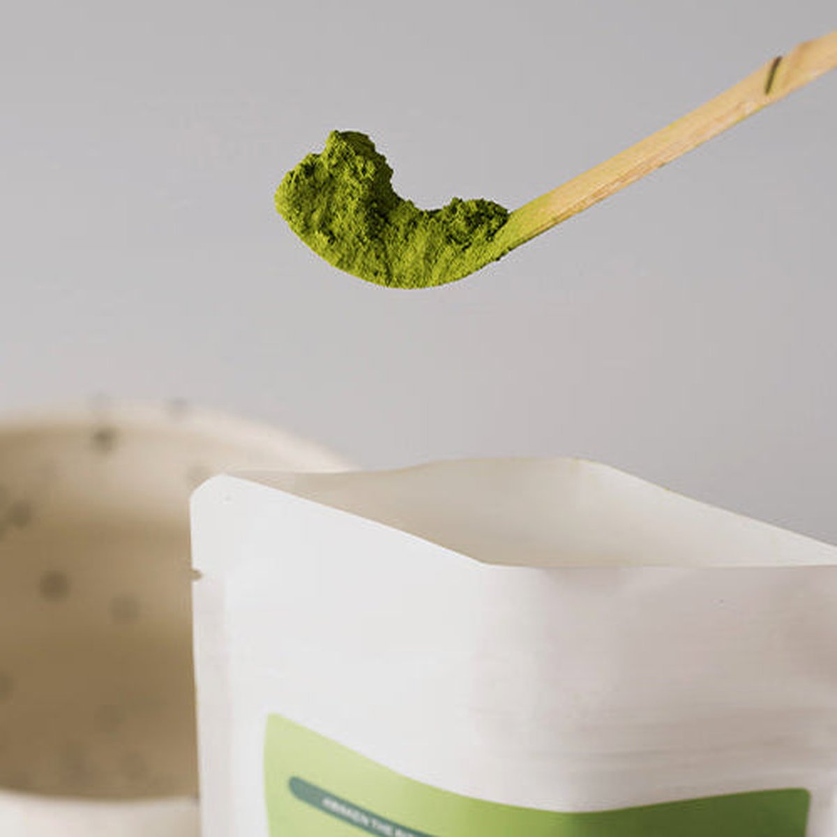 Bambusowa łyżeczka z proszkiem matcha