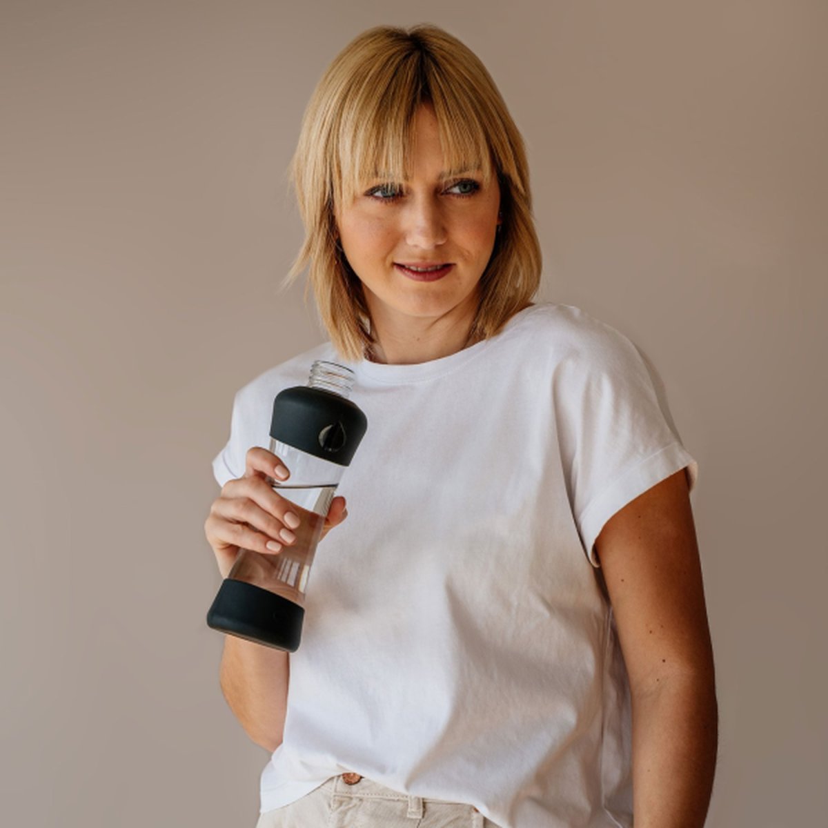 Kobieta w biurze ze szklaną butelką EQUA Active