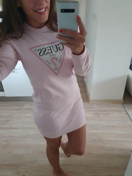 Mikinové šaty Guess s kamínky, růžové