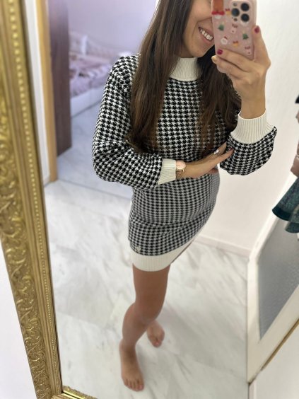 Úpletové šaty Guess se stojáčkem