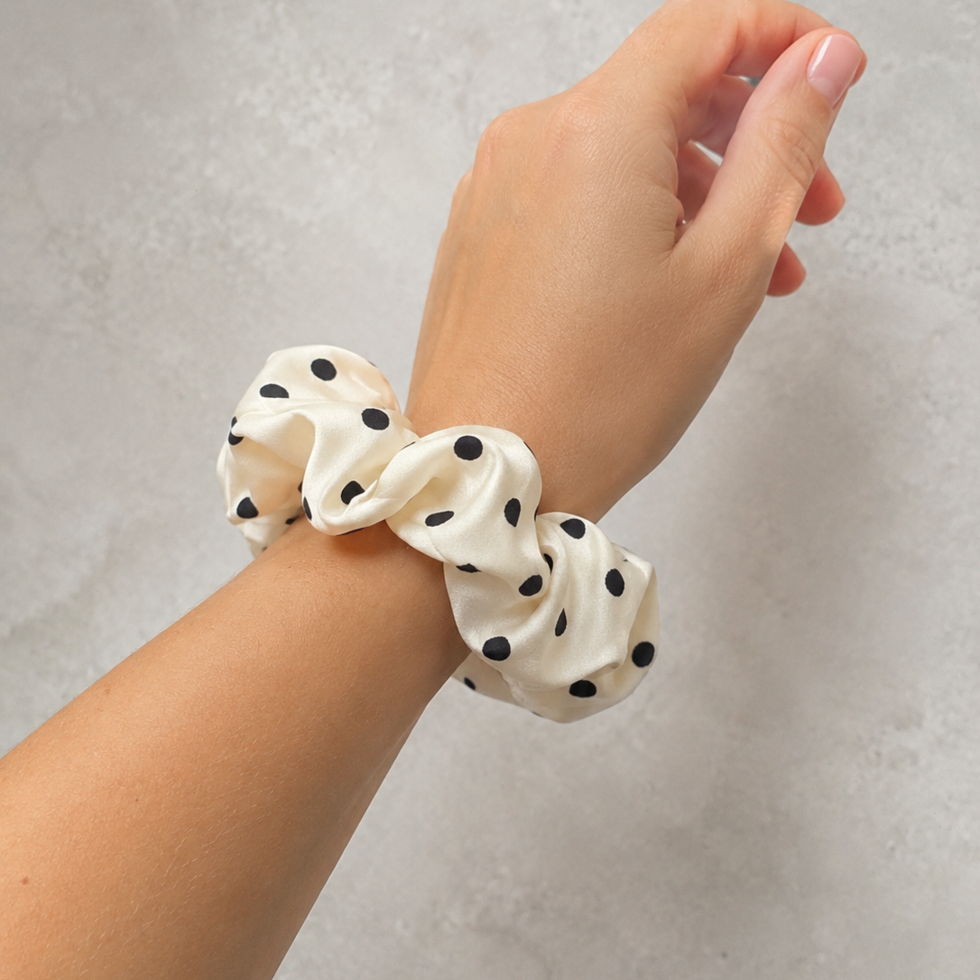 detail-satenove-scrunchie-s-puntiky.