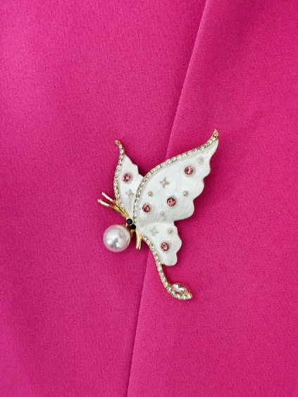 Elegantní brož ve tvaru BÍLÉHO MOTÝLKA