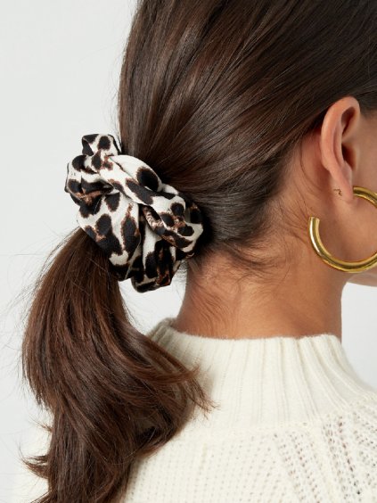 Oboustranná scrunchie gumička – leopardí design