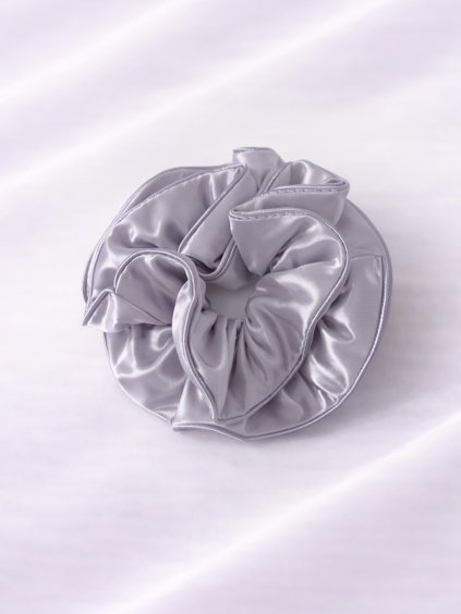 Saténová gumička do vlasů SCRUNCHIE – šedá