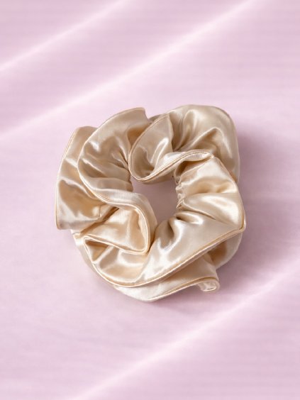 Saténová gumička do vlasů SCRUNCHIE – champagne1