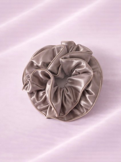 Saténová gumička do vlasů SCRUNCHIE – taupe : šedobéžová