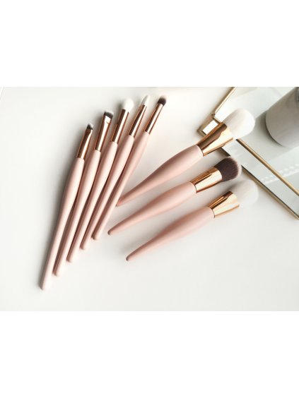 růžová sada štětců na make up