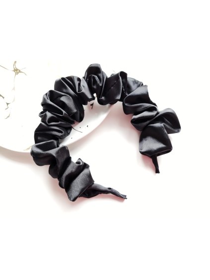 černá saténová scrunchie čelenka