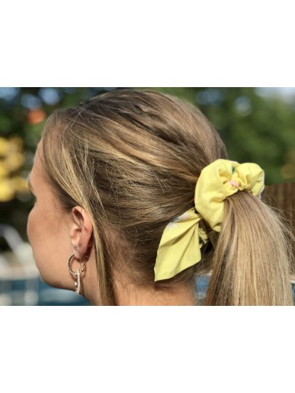 gumička do vlasů s šátkem žlutá s květinami