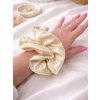 Saténová gumička do vlasů SCRUNCHIE – champagne3