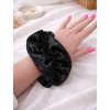 Saténová gumička do vlasů SCRUNCHIE – černá2