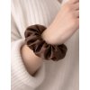 Scrunchie saténová gumička SINOA latte brown2