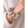Scrunchie saténová gumička SINOA taupe2