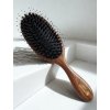 Profesionální kartáč na vlasy s kančími štětinami ze santalového dřeva PAN HŘEBEN2