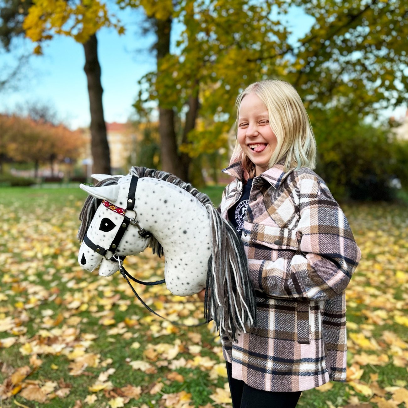 Dívka s autorským bílým skvrnitým hobby horse koníkem Aurora Appaloosa