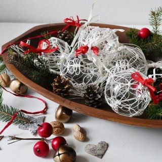 Baňky nemusí jen viset na stromečku. #myhomestylecz #xmas #christmas #christmasdecoratipn #vanoce #macrame #xmasmacrame