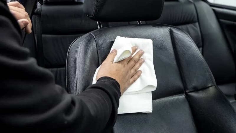 Jak správně pečovat o kožené sedačky?